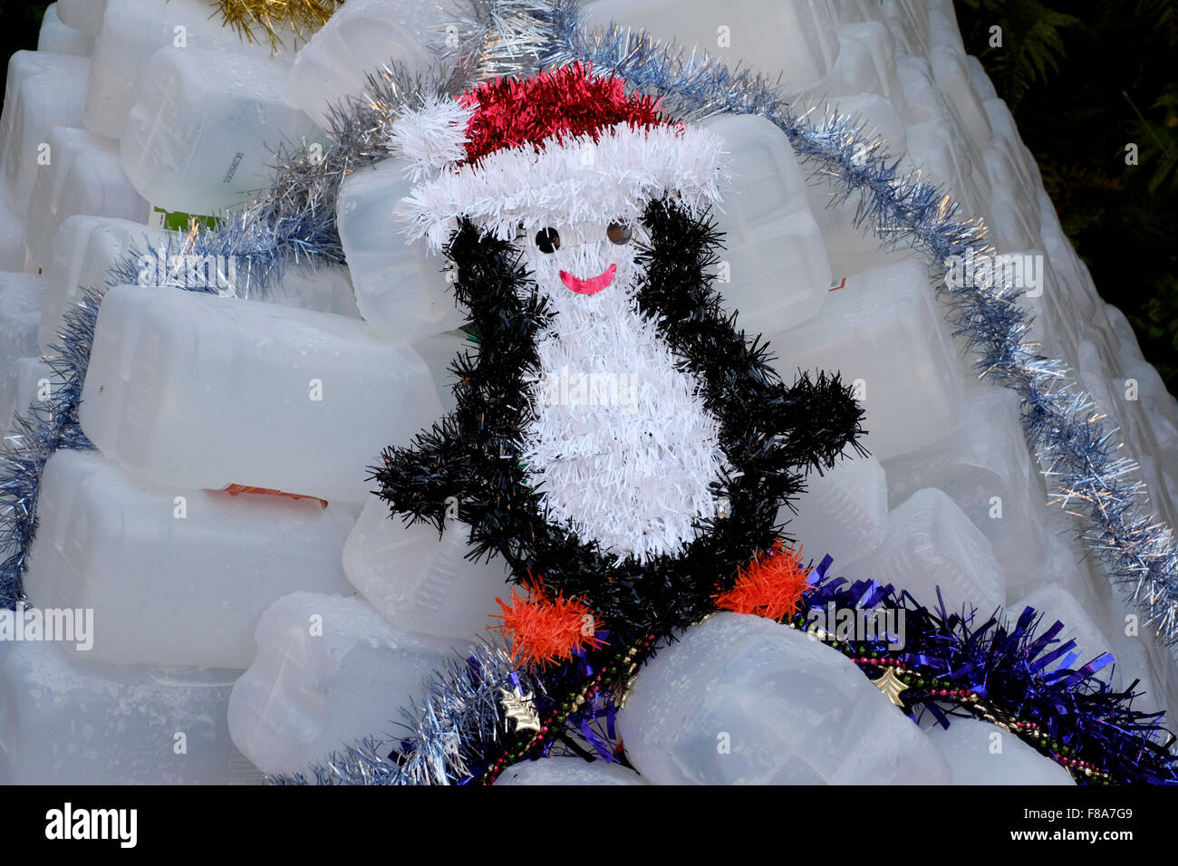 Weihnachtsschmuck Garten Iglu aus Kunststoff Milchtüten hergestellt  Stockfotografie - Alamy