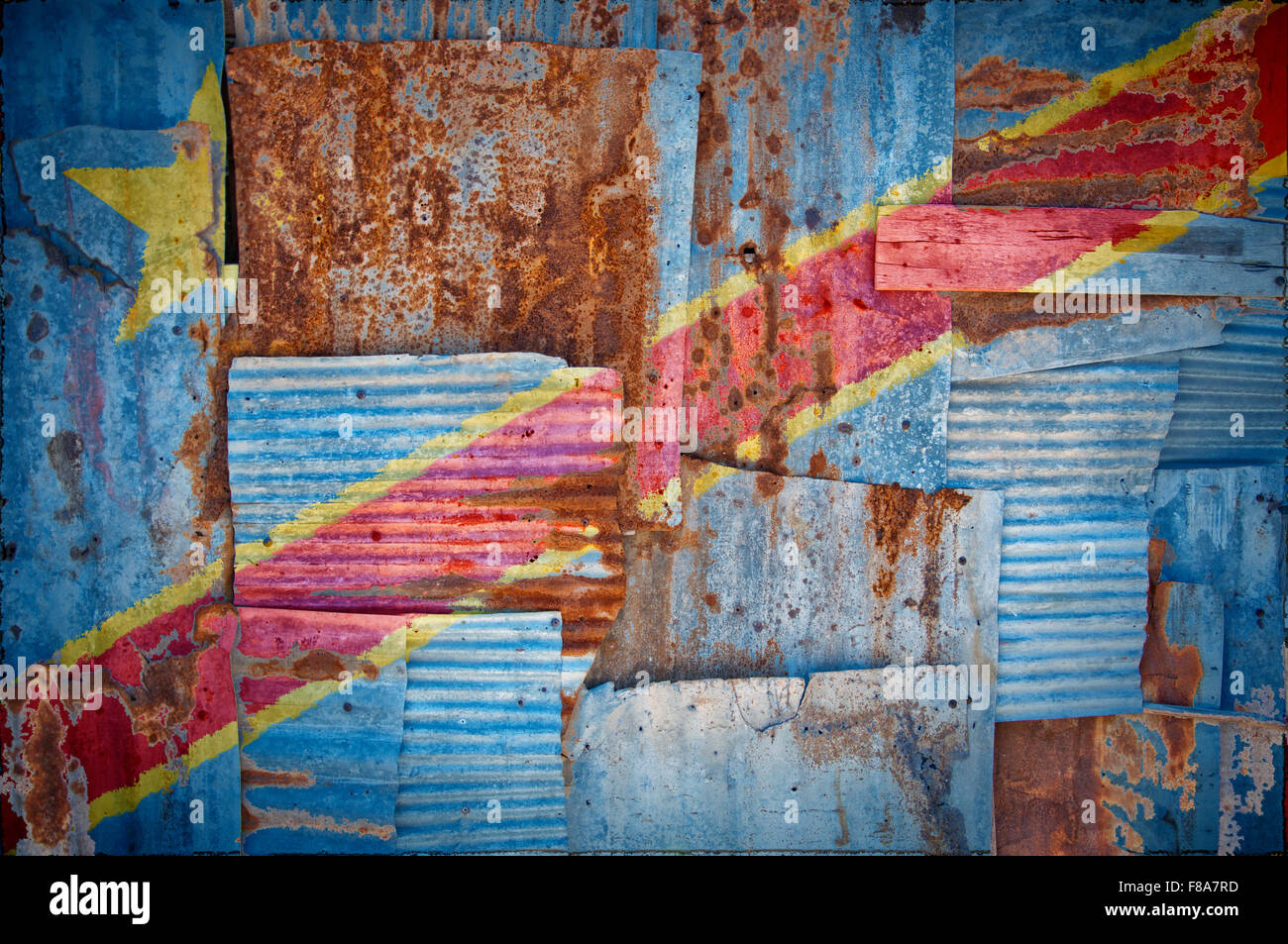 Eine abstrakte Hintergrundbild der Flagge des Kongo Kinshasa gemalt auf rostige Wellblech Blätter überlappen, um eine Wand zu bilden Stockfoto