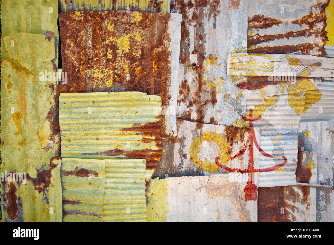 Eine abstrakte Hintergrundbild der Flagge der Vatikanstadt gemalt auf rostige Wellblech Blätter überlappen, um eine Wand o bilden Stockfoto