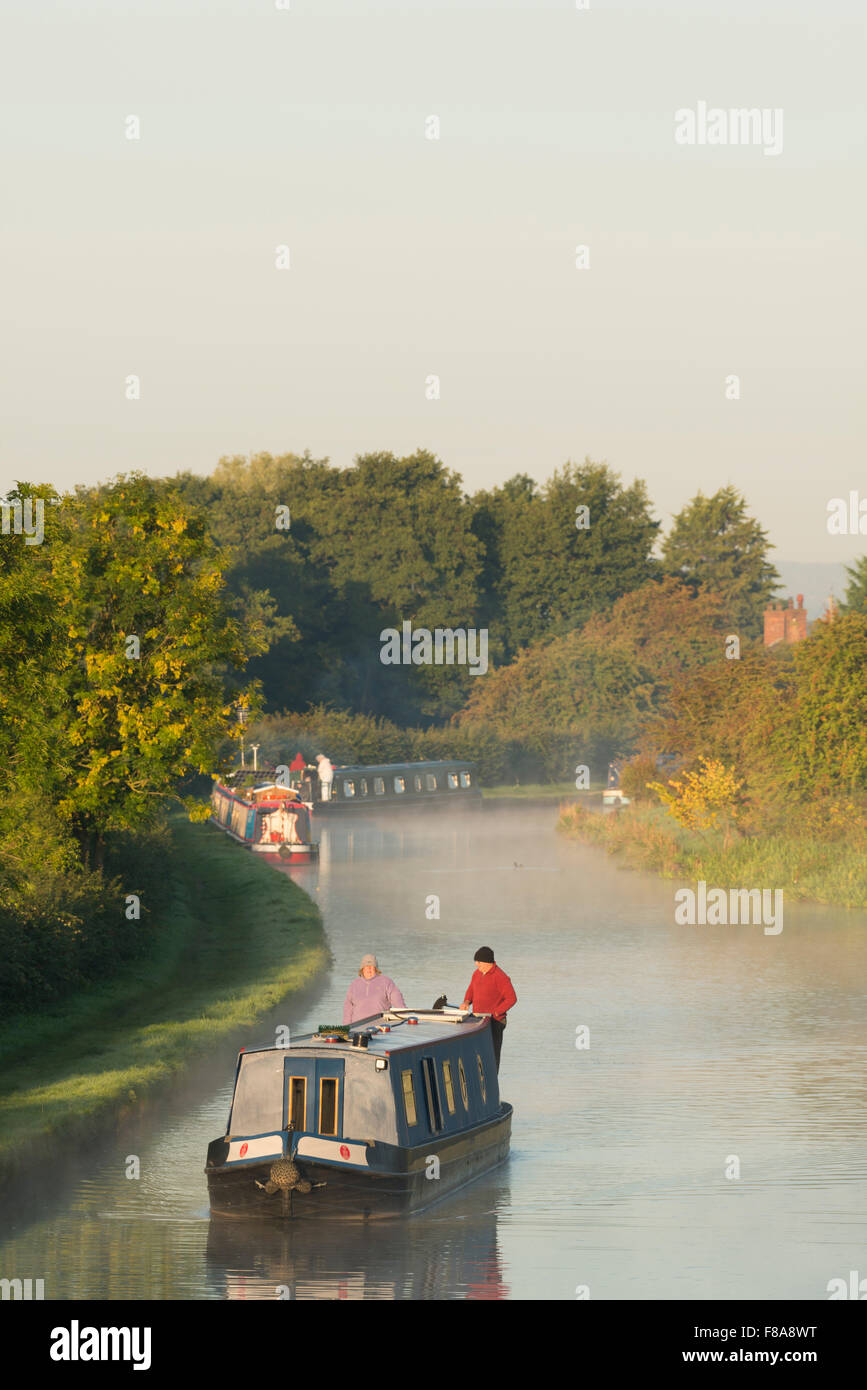 Ein Narrowboat auf dem Shropshire Union Canal in der Stadt von der Sandstone Trail aus gesehen Stockfoto