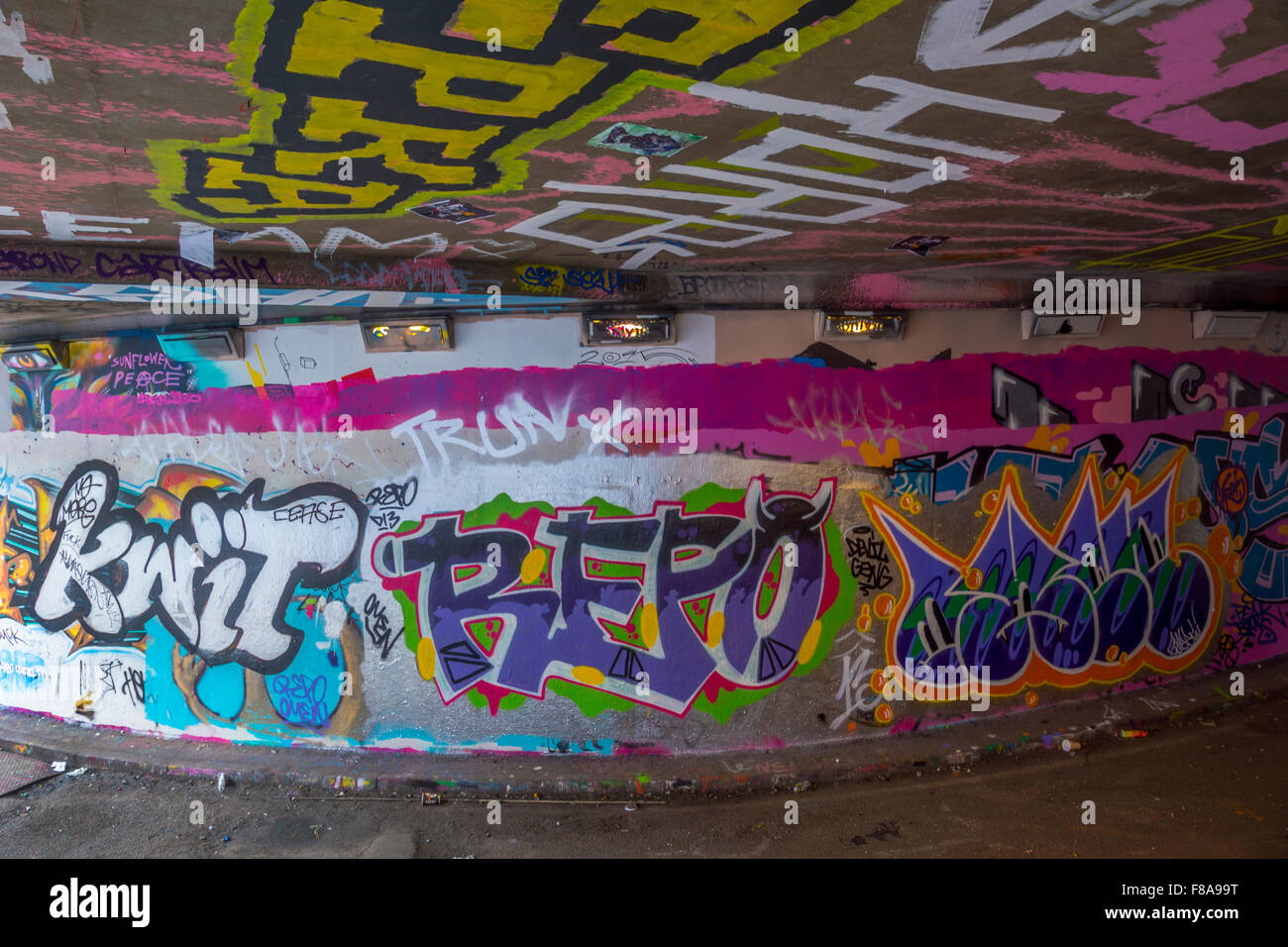 Subway Graffiti bedeckt Stockfoto