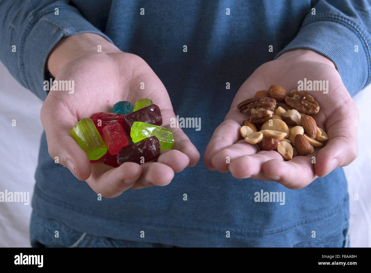 gesund und Junk-Food in Händen Stockfoto