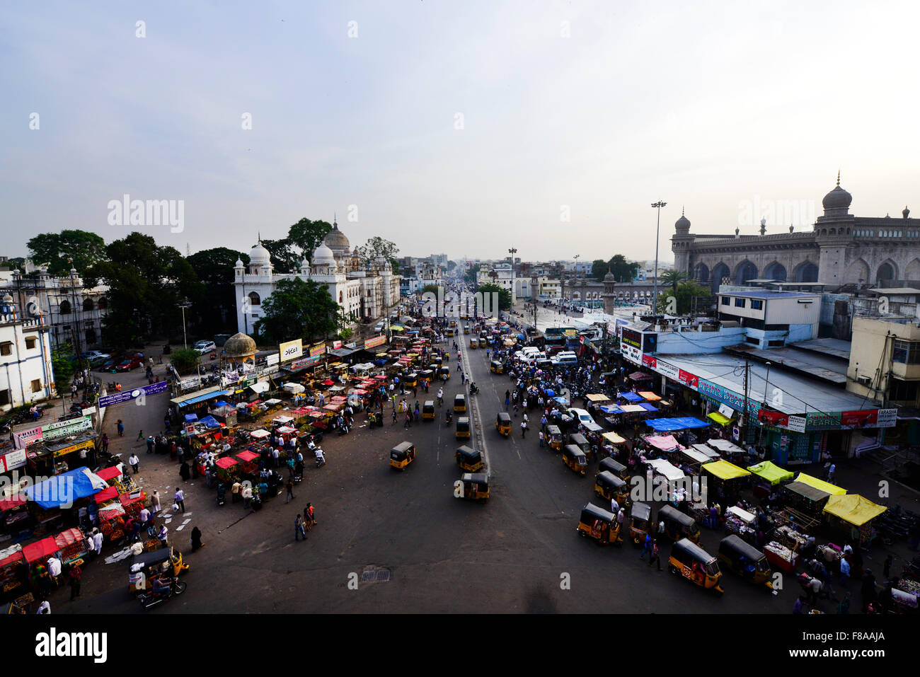 Ein Blick auf das Zentrum der alten Stadt Hyderabad wie gesehen von der Spitze des Denkmals Charminar. Stockfoto