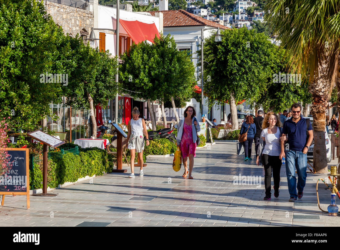 Menschen zu Fuß entlang der Strandpromenade, Bodrum, Provinz Mugla, Türkei Stockfoto