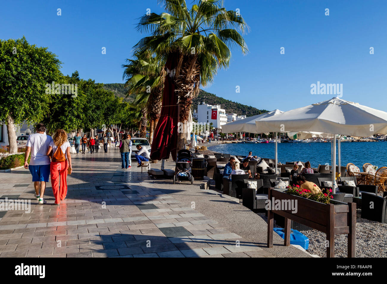 Menschen zu Fuß entlang der Strandpromenade, Bodrum, Provinz Mugla, Türkei Stockfoto
