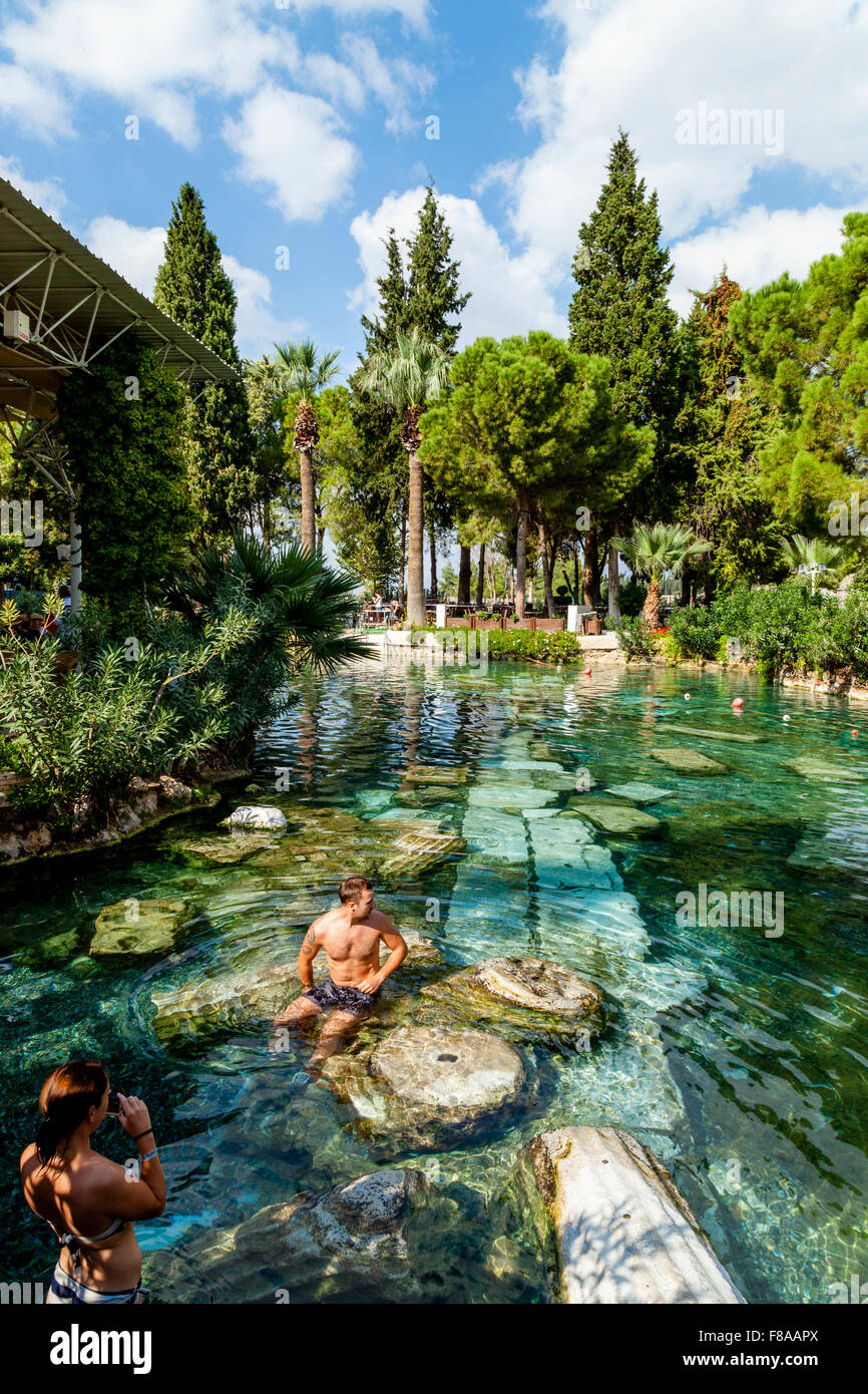 Touristen posieren für Fotos In Cleopatras Pool, Pamukkale/Hierapolis Denizli Provence, Türkei Stockfoto