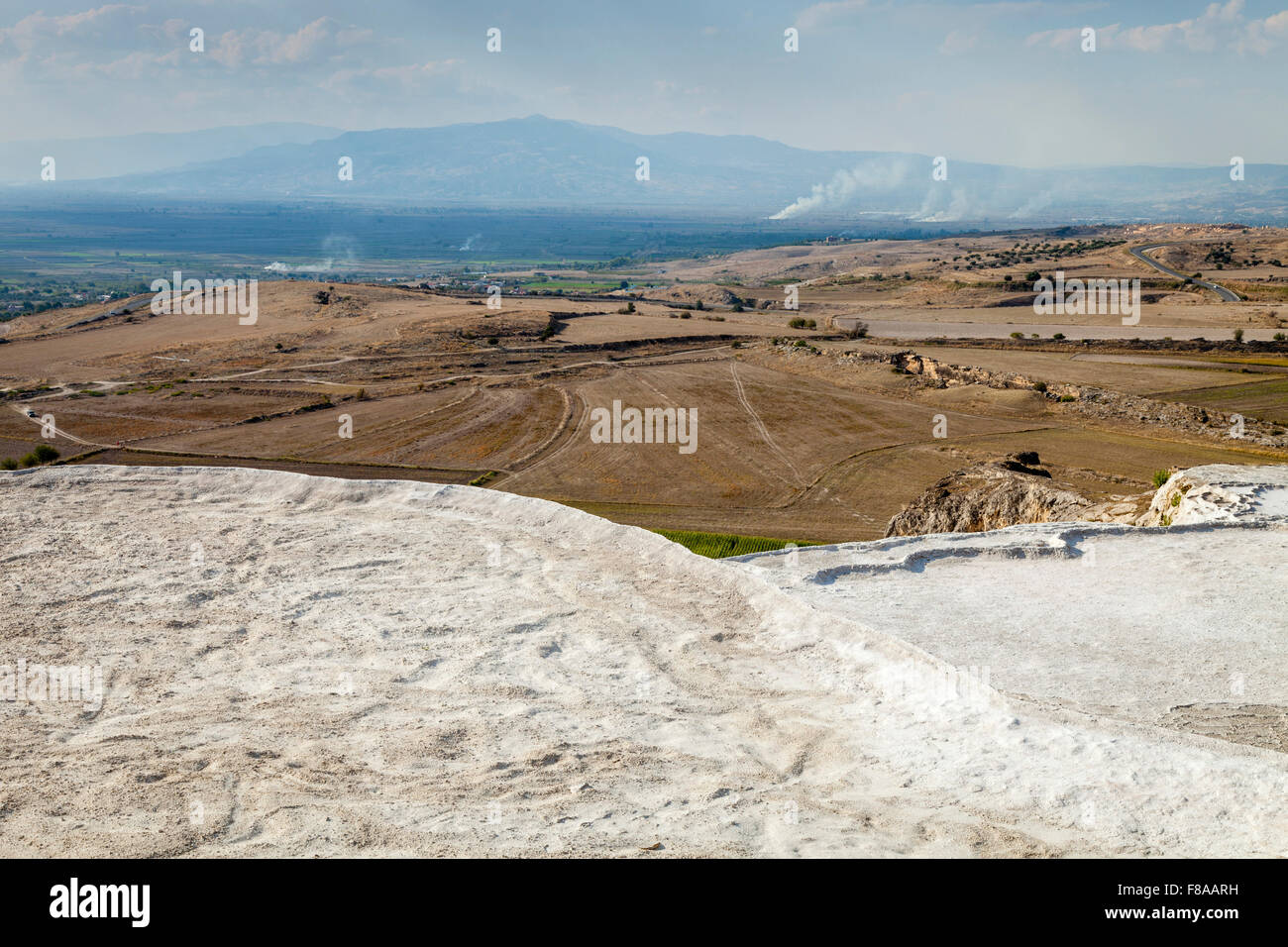 Die Aussicht auf die umliegende Landschaft von Pamukkale, Provinz Denizli, Türkei Stockfoto