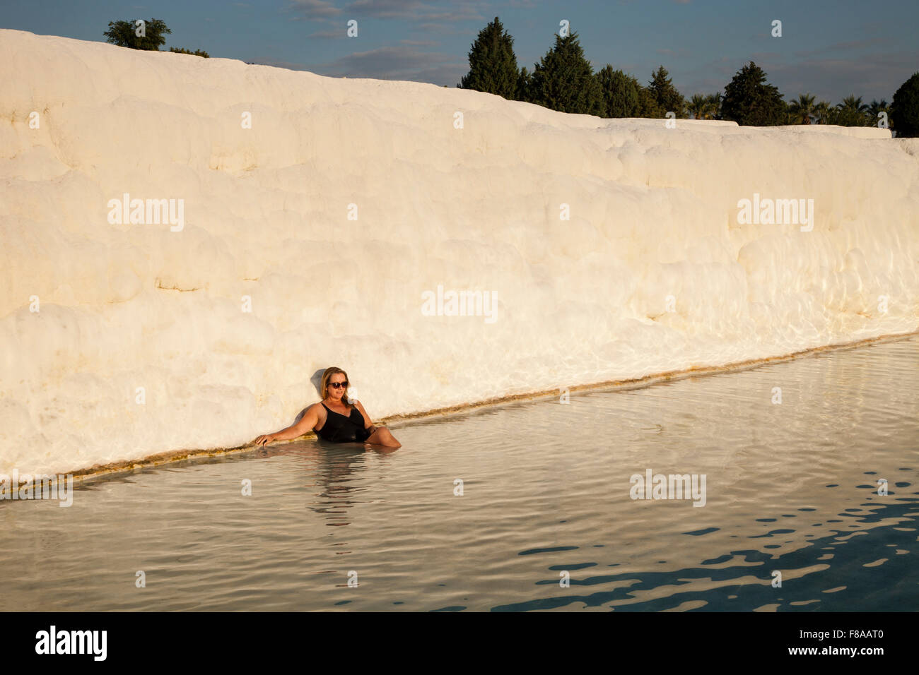 Applying weiblichen sitzen In einem Pool, Pamukkale, Provence Denizli, Türkei Stockfoto