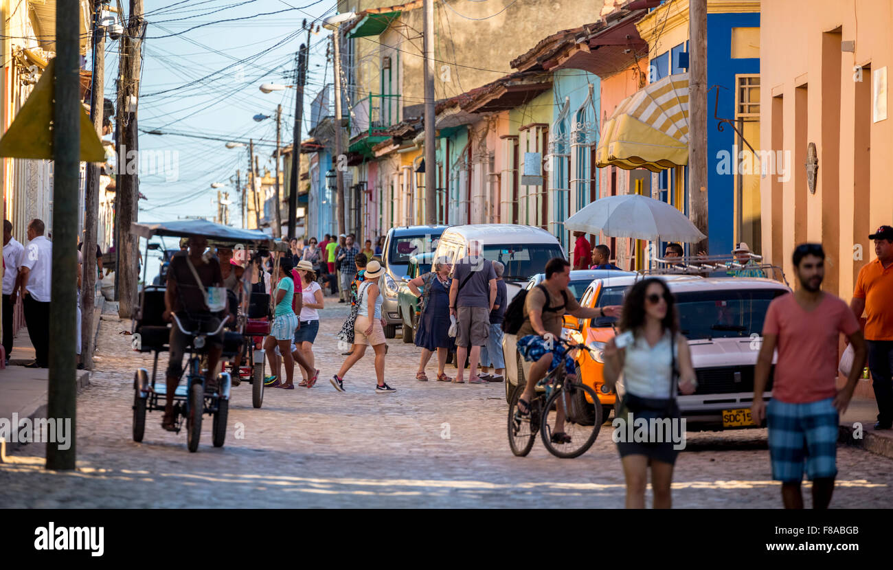 Leben auf der Straße mit vielen Touristen in Trinidad, Kuba, Sancti Spíritus, Karibik, Nordamerika Stockfoto
