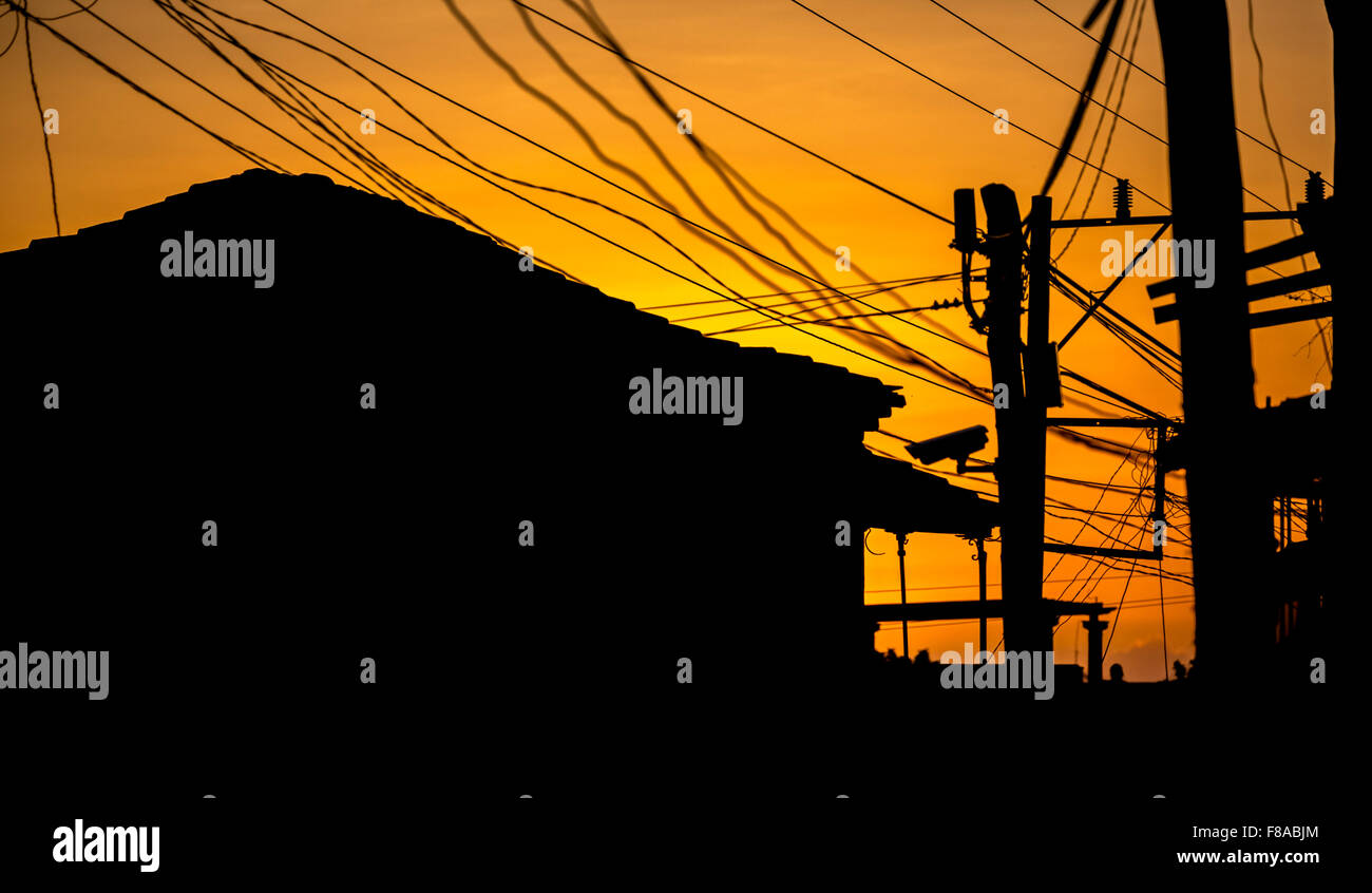 Trinidad, Stromleitungen, Kabel Chaos chaotische Elektroinstallationen, Leben auf der Straße, Straßenszene mit elektrischen Kabeln, Stockfoto