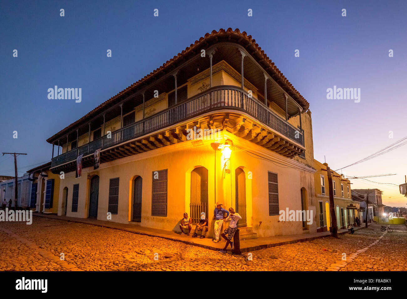 Haus in der alten Stadt von Trinidad mit jungen Kubaner, nächtliche Szene, die blaue Stunde, Trinidad, Kuba, Sancti Spíritus, Nordamerika Stockfoto