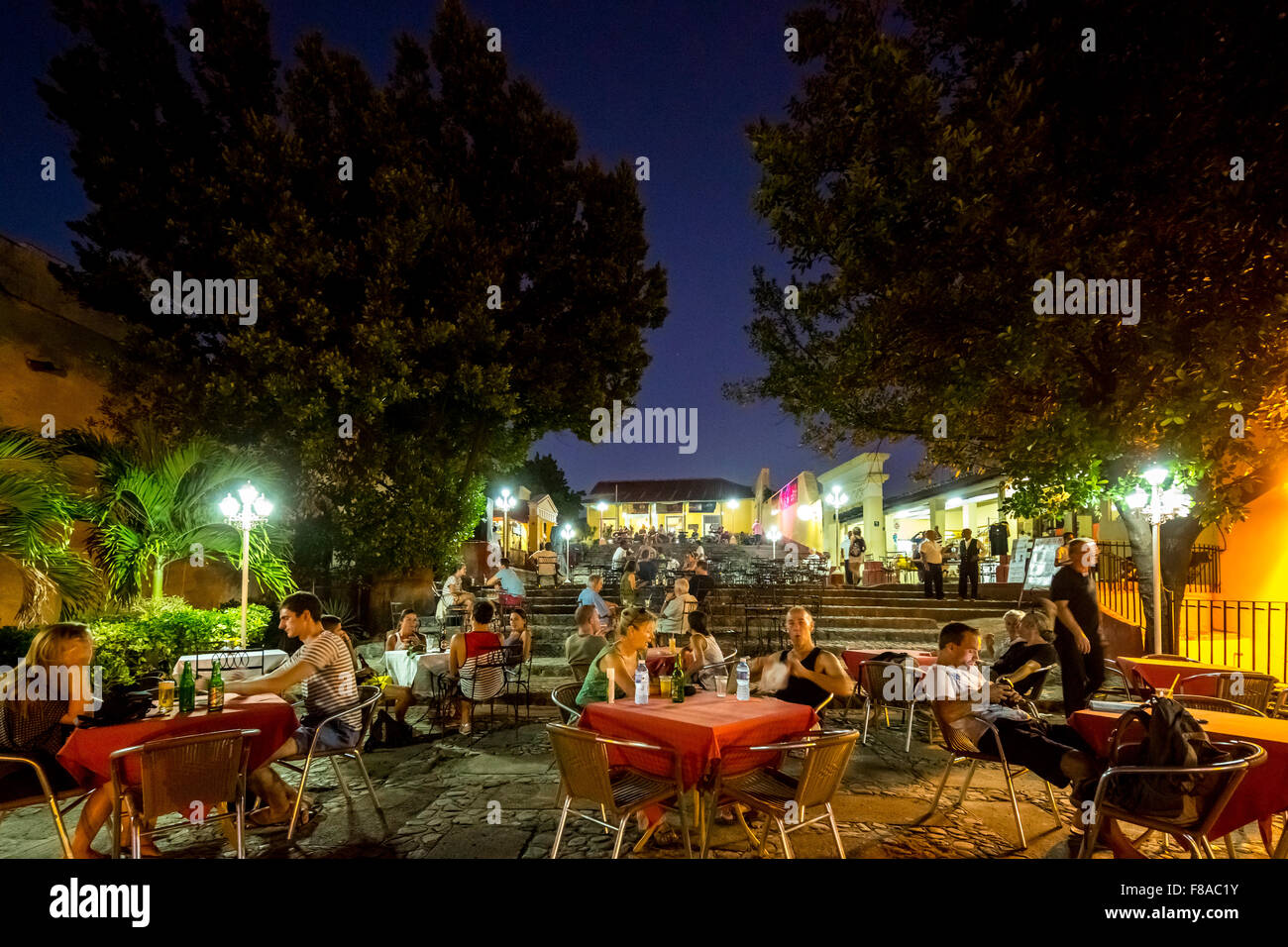 Restaurant und Catering in das historische Zentrum von Trinidad mit den Besuchern der blauen Stunde Touristen an Tischen, Trinidad, Kuba Stockfoto