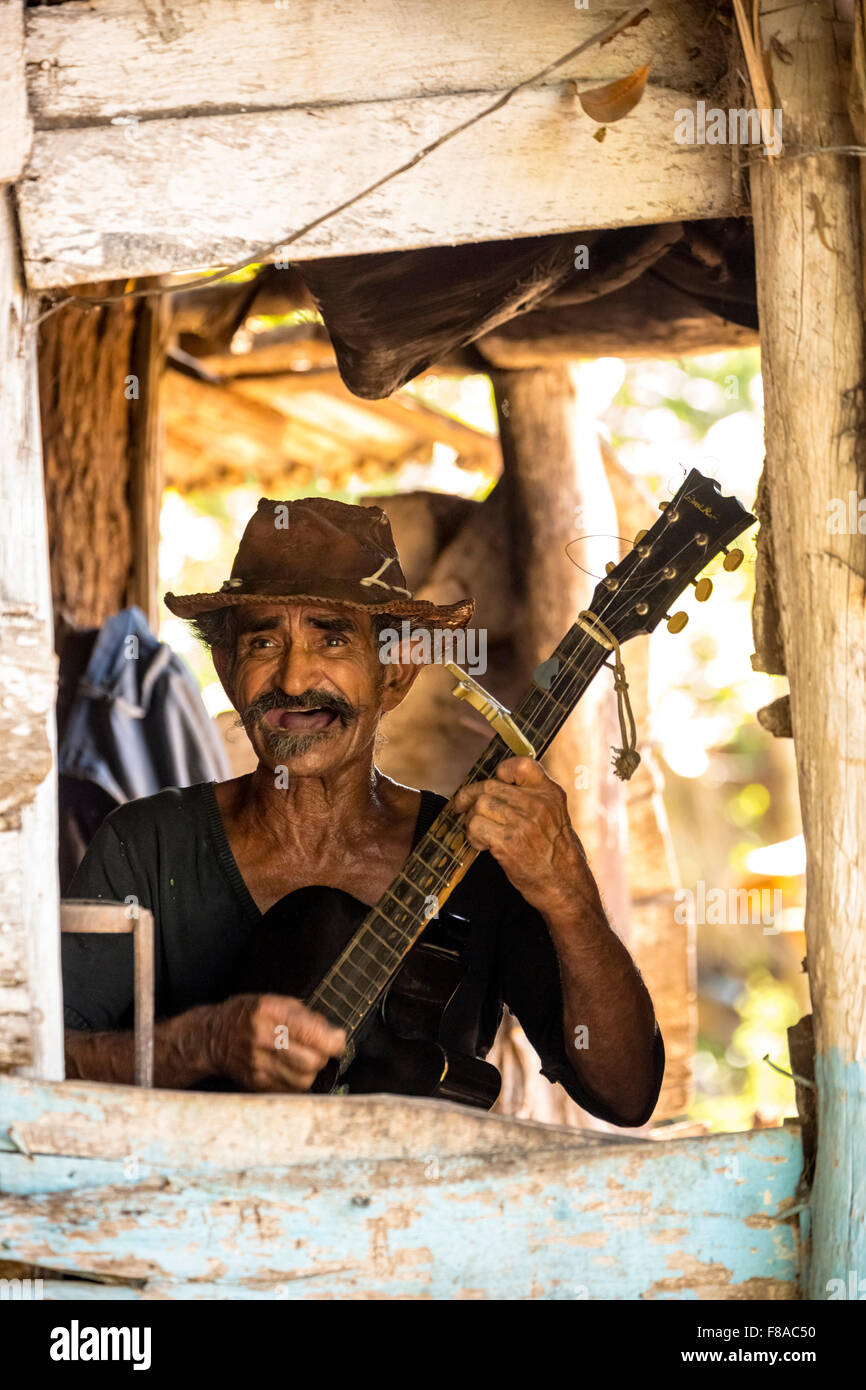 Zuckerrohr-Bauern in das Valle de Los Ingenios Gitarre spielen und singen für Touristen, Leder Hut, Greis, Trinidad, Kuba, Stockfoto