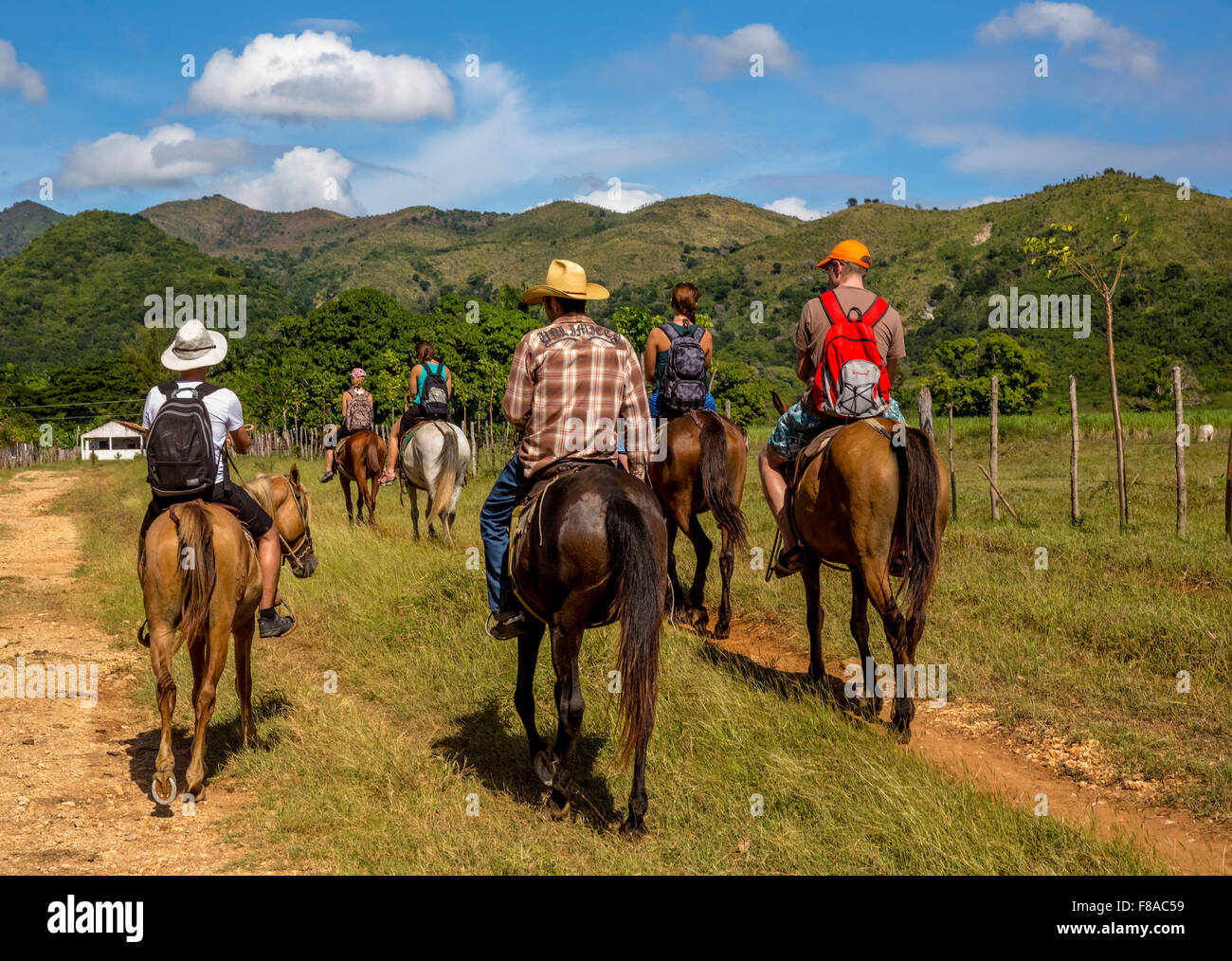 Touristen mit einem Pferd Reiten in das Valle de Los Ingenios, Trinidad, Kuba, Sancti Spíritus, Nordamerika Stockfoto