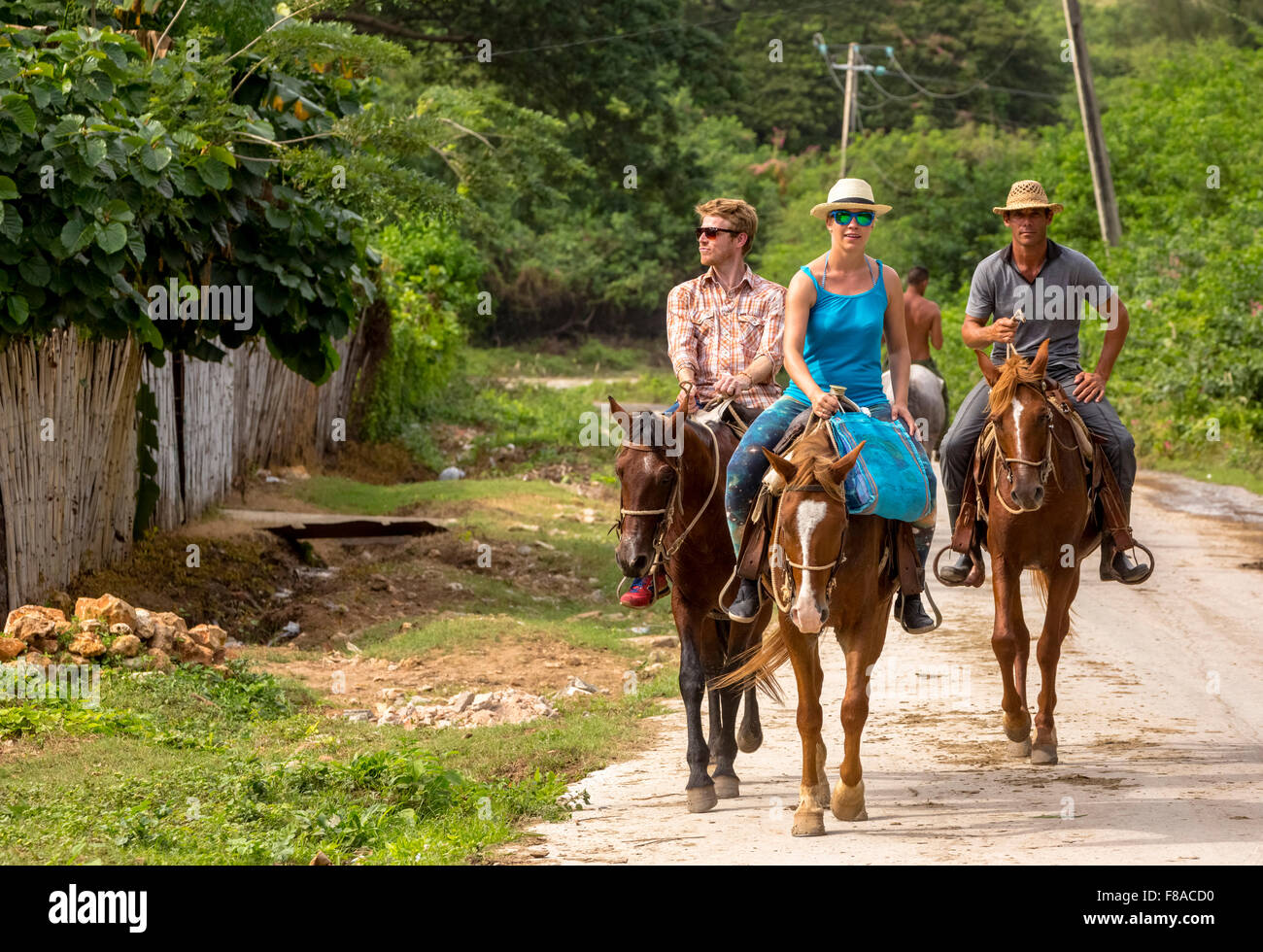 Touristen mit einem Pferd Reiten in das Valle de Los Ingenios, Straßenszene, Trinidad, Pflaster, Trinidad, Kuba, Sancti Spíritus, Stockfoto