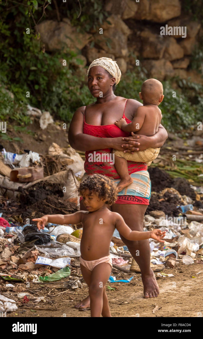 Mutter mit zwei Kindern, die barfuß auf einer Müllkippe, Armut auf der Insel Kuba, Straßenszene, Trinidad, Pflaster, Stockfoto