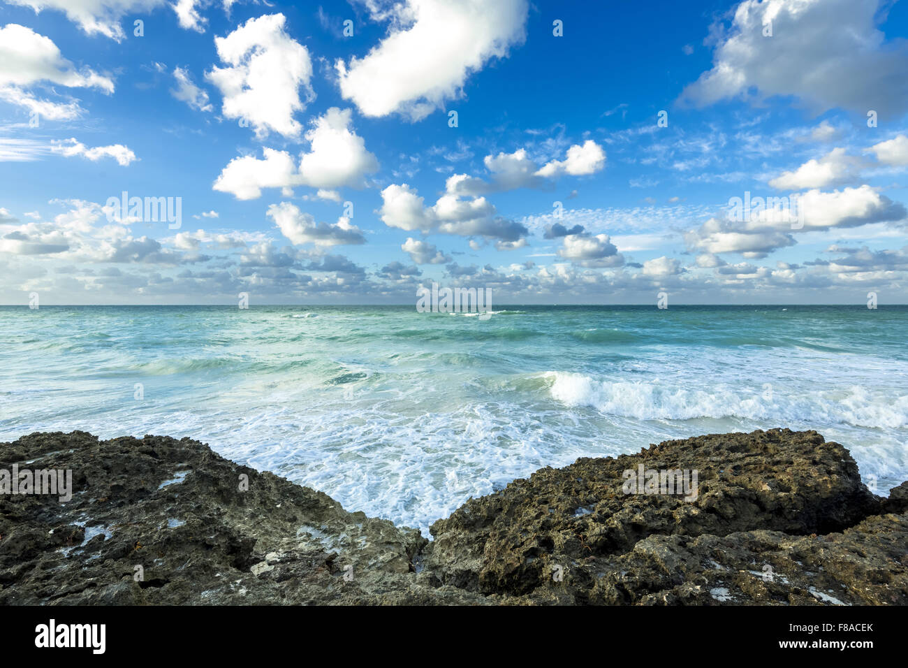 Klippen, Felsen, blauer Himmel, Wolken, Wellen, Varadero Strand in der Anlage Paradisus Varadero Resort & Spa, Varadero, Kuba Stockfoto