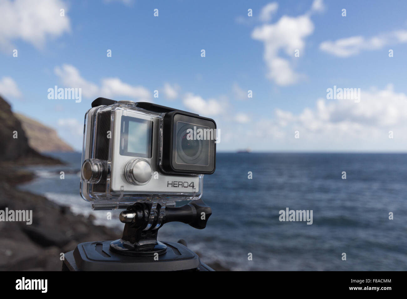 Schuss von GoPro Hero 4 schwarz auf Stativ mit Ozean Hintergrund. Stockfoto