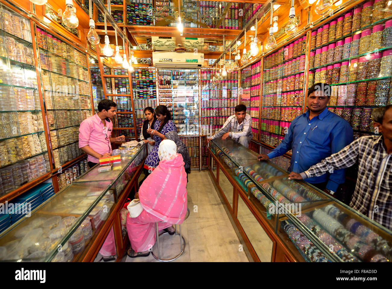 In einem bunten Armreifen Shop im pulsierenden Laad Basar in Hyderabad, Indien. Stockfoto