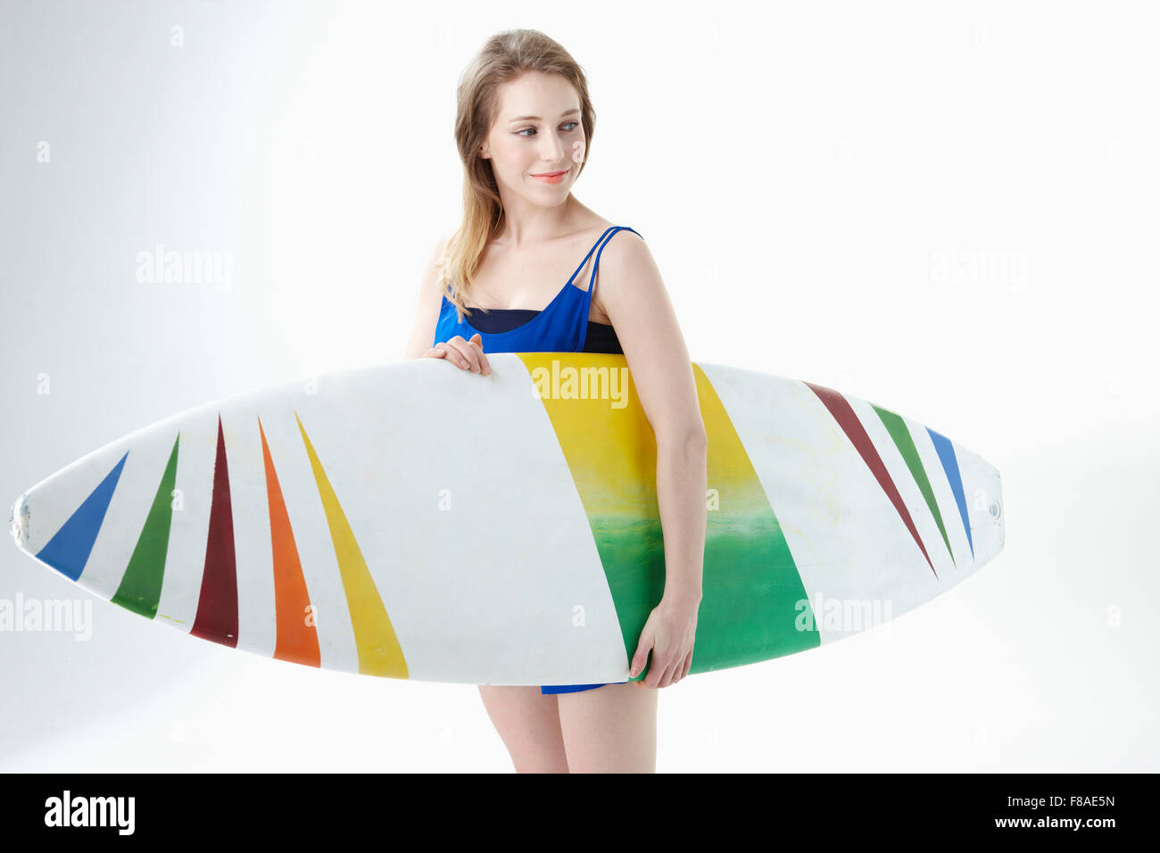 Dame mit einem Surf-Board unter dem arm Stockfoto
