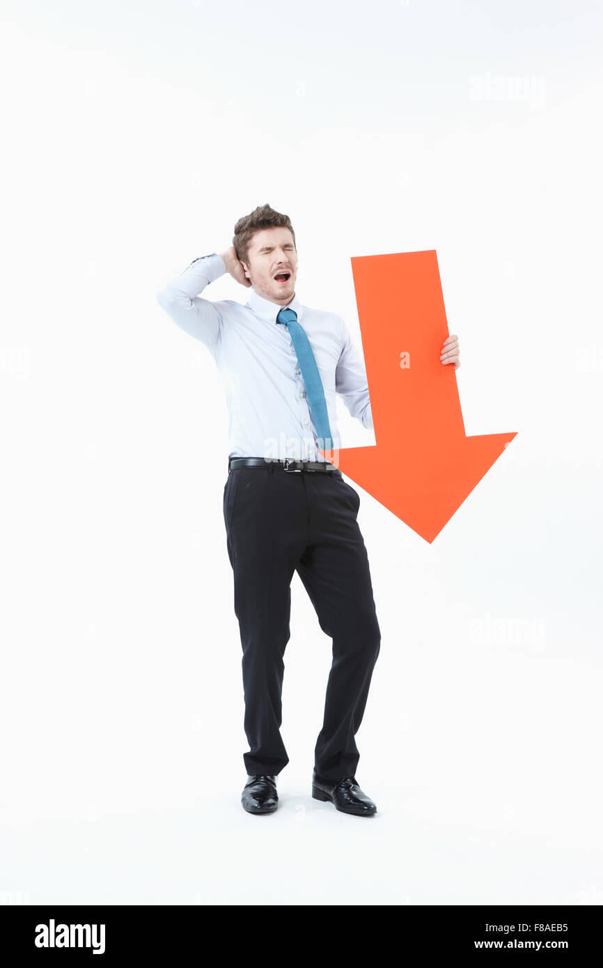 Orange nach unten Pfeil textfreiraum gehalten von einem Mann auf der Suche gestresst Stockfoto
