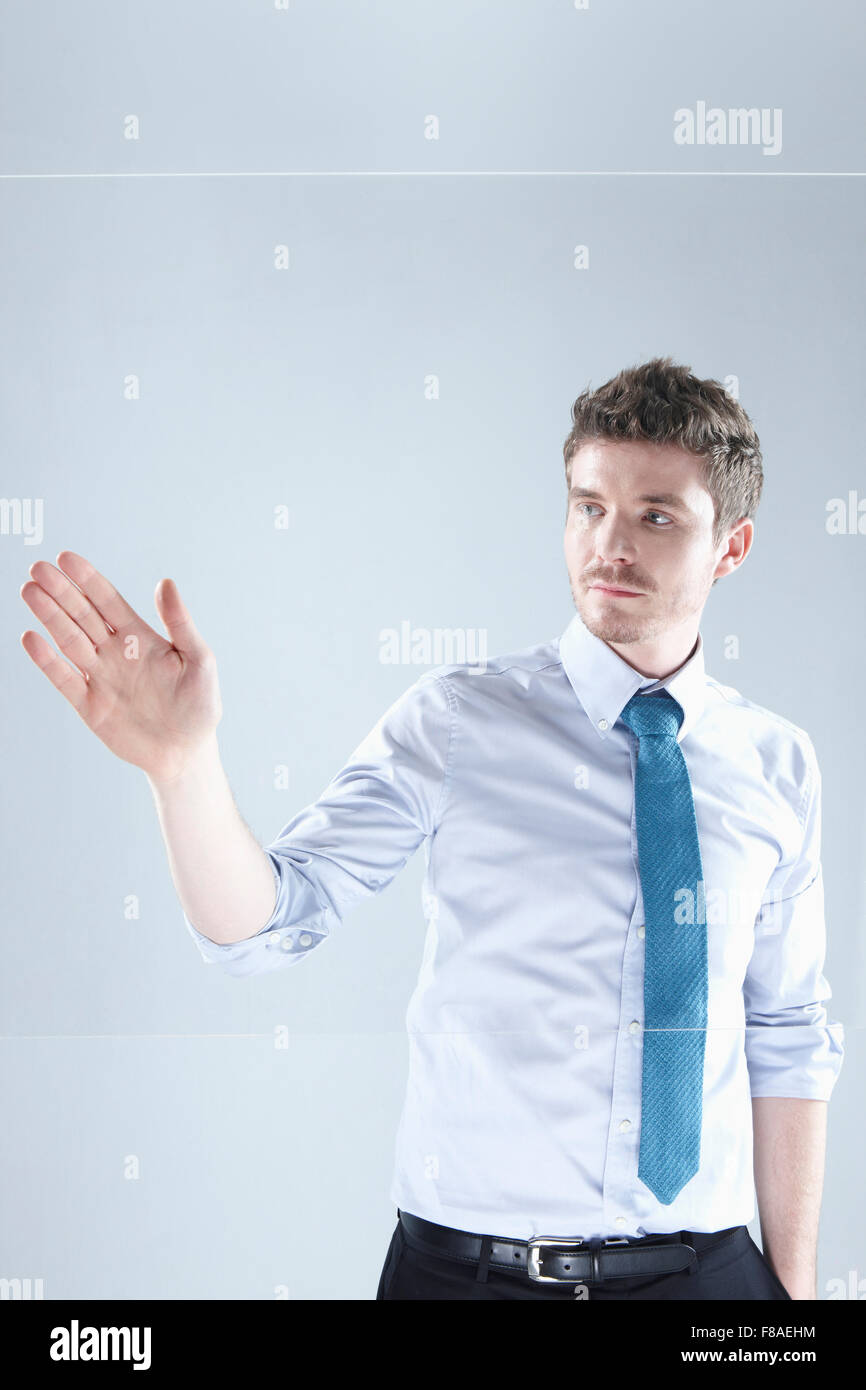 Mann eine transparente Leinwand mit der Hand berühren Stockfoto