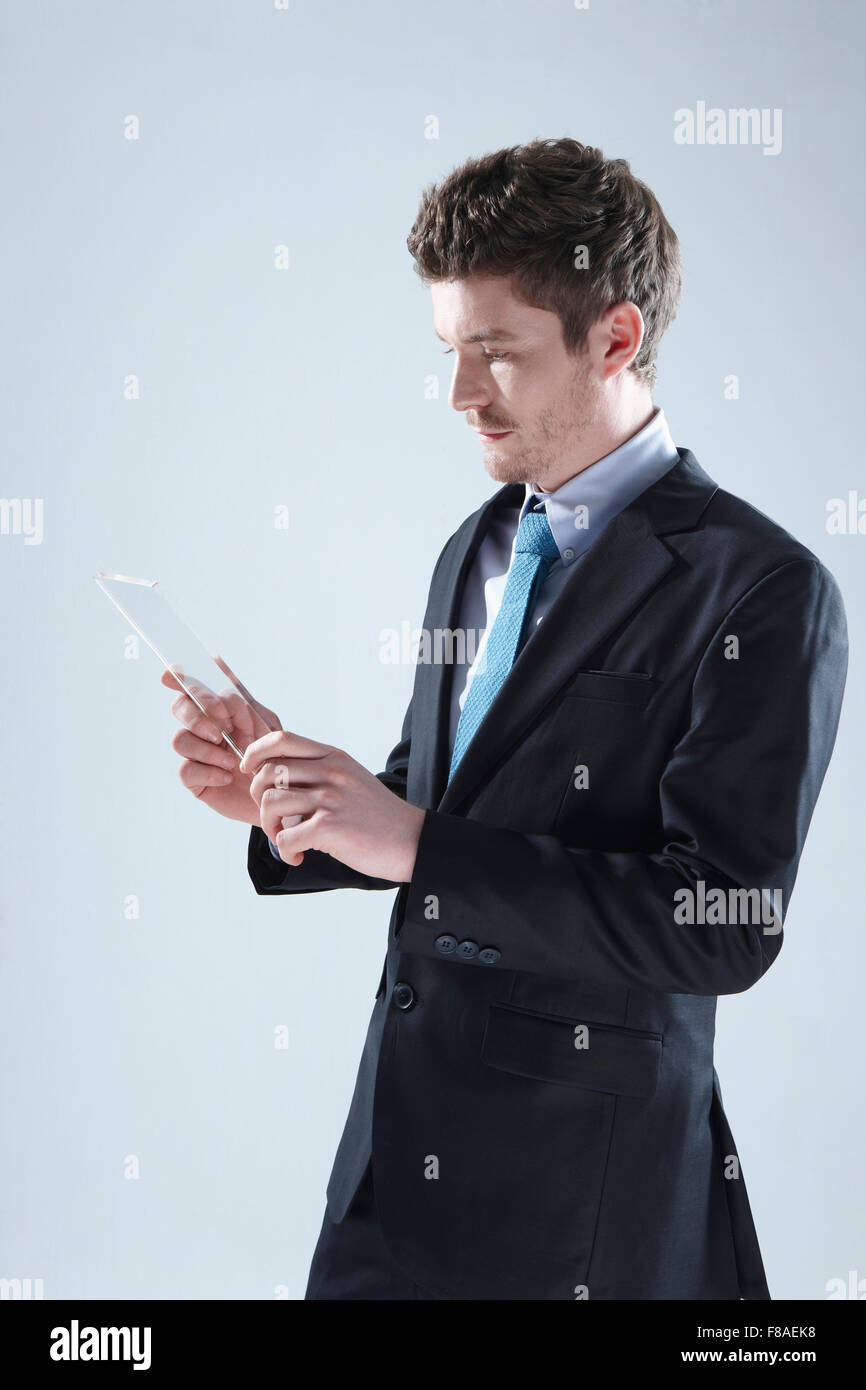 Business-Mann mit einem Tablet PC Stockfoto