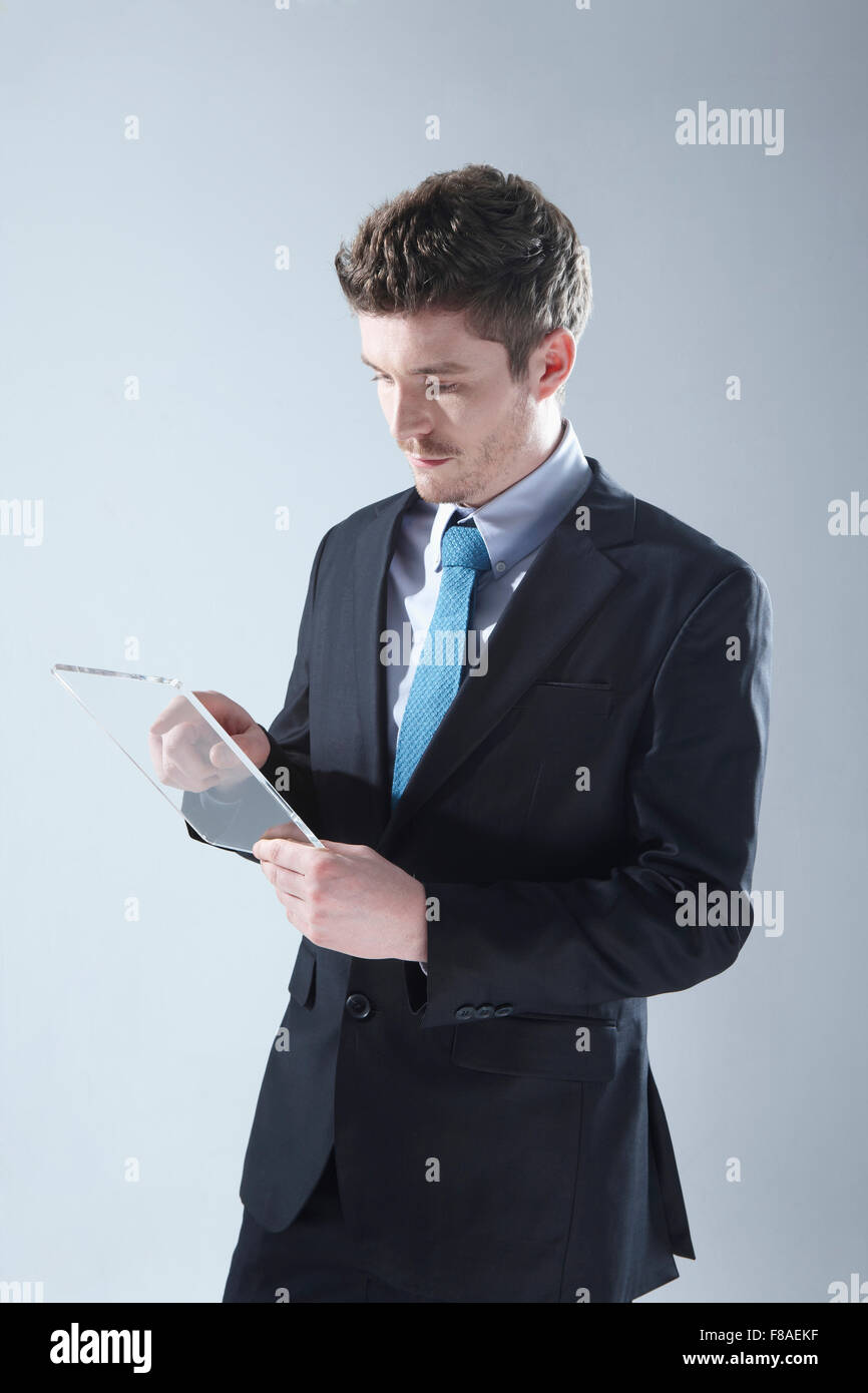 Business-Mann berühren einen Tablet-PC Stockfoto