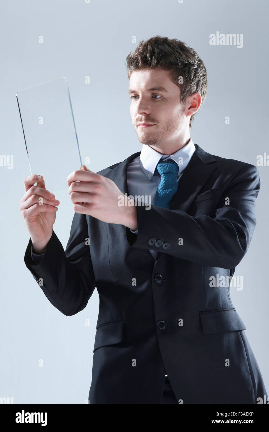 Business-Mann hält einen Tablet-PC Stockfoto