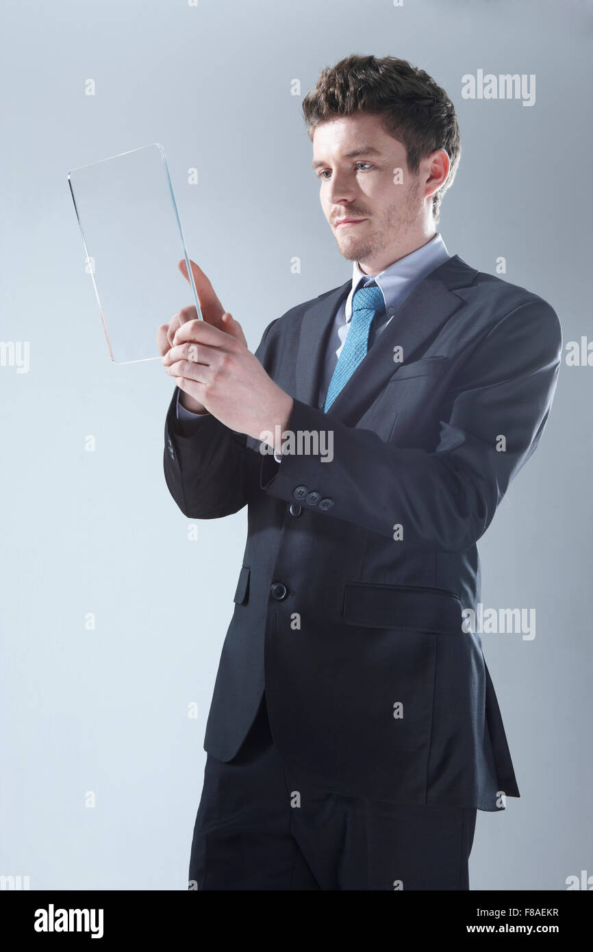 Mann hält und berühren einen Tablet-PC Stockfoto