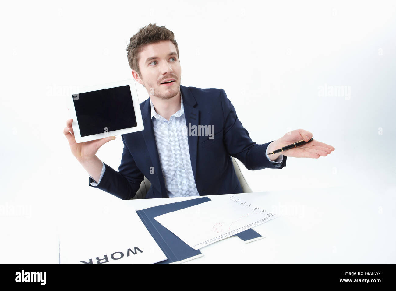 Zeigt den Tablet-PC mit Handbewegung Geschäftsmann Stockfoto