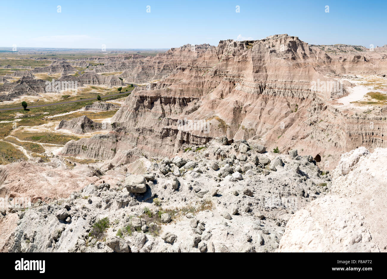 Panorama von Badlands Nationalpark, zeigen die scharfen Klippen und weiten Wiesen. Stockfoto