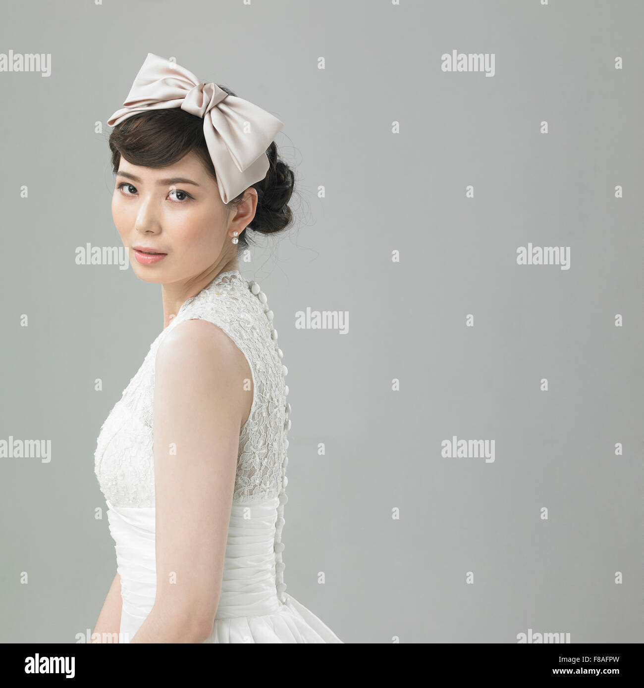 Frau im Hochzeitskleid mit Haarband Stockfoto