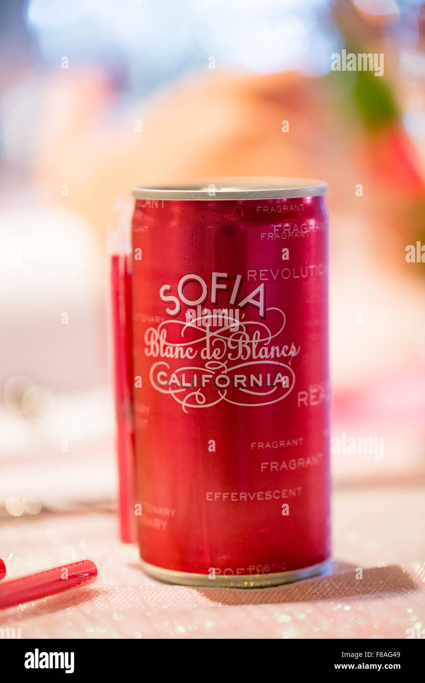 TUALATIN, OR - 4. Oktober 2014: Soda in einer Dose von Sofia Mini Blanc de Blancs California bei einer Hochzeitsfeier gemacht. Stockfoto