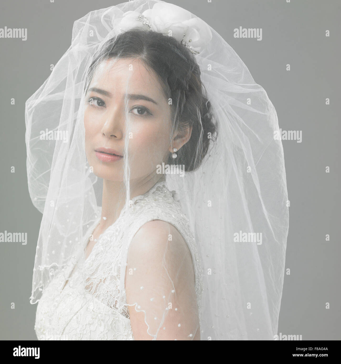 Koreanische Braut trägt Hochzeitsschleier freut sich Stockfoto