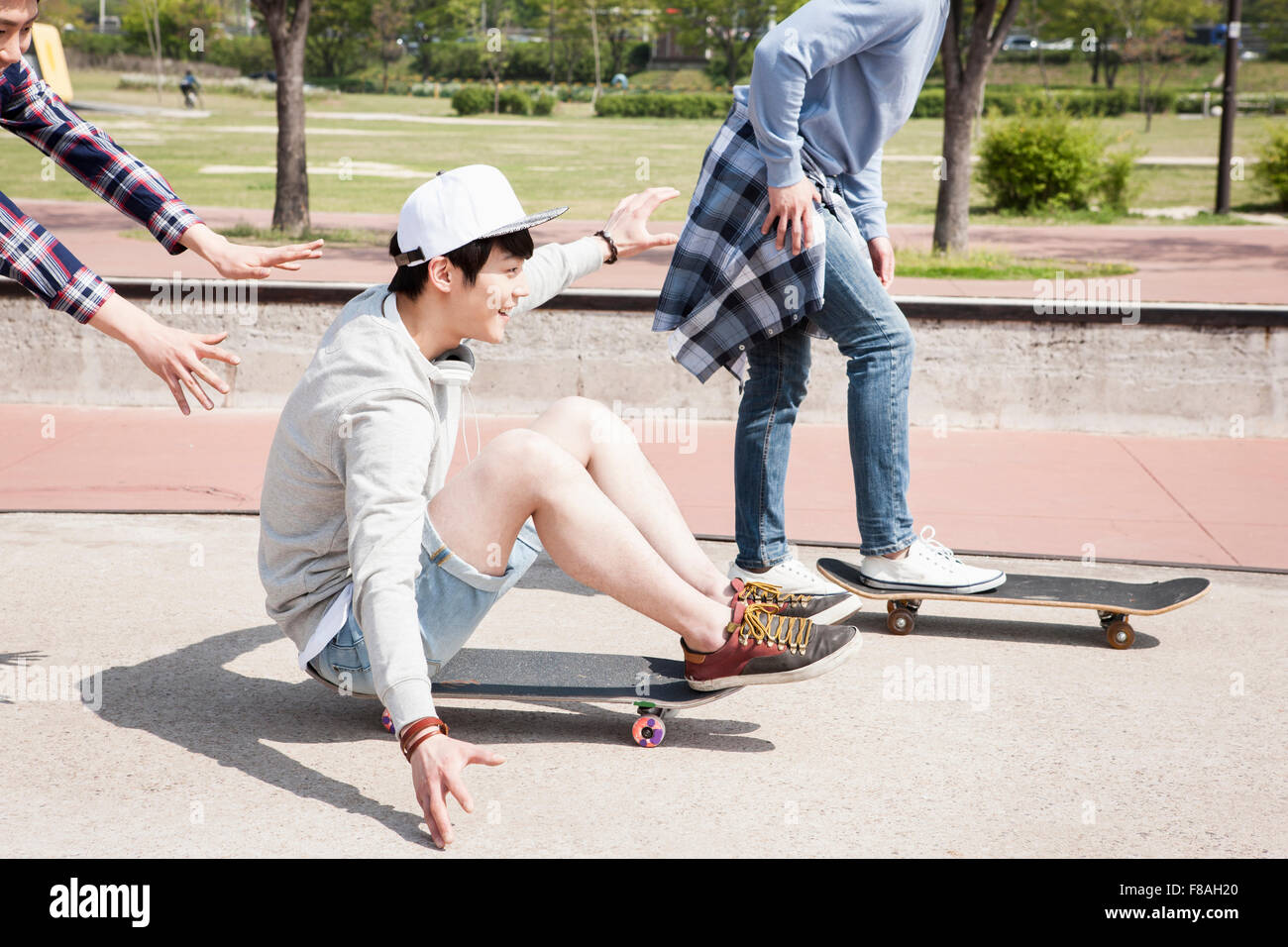 Zwei Männer Reiten ihre skateboards Stockfoto