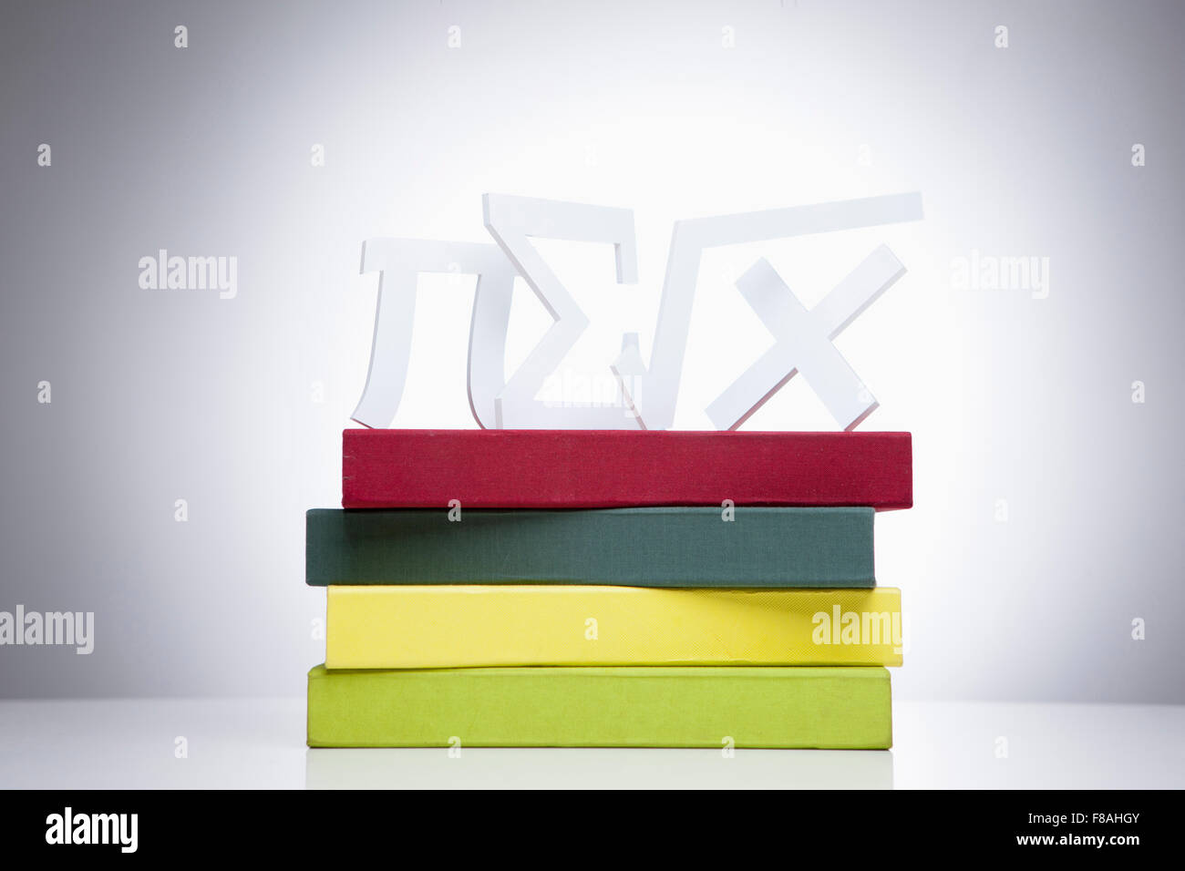 Mathematisches Symbol platziert auf Bücher Stockfoto