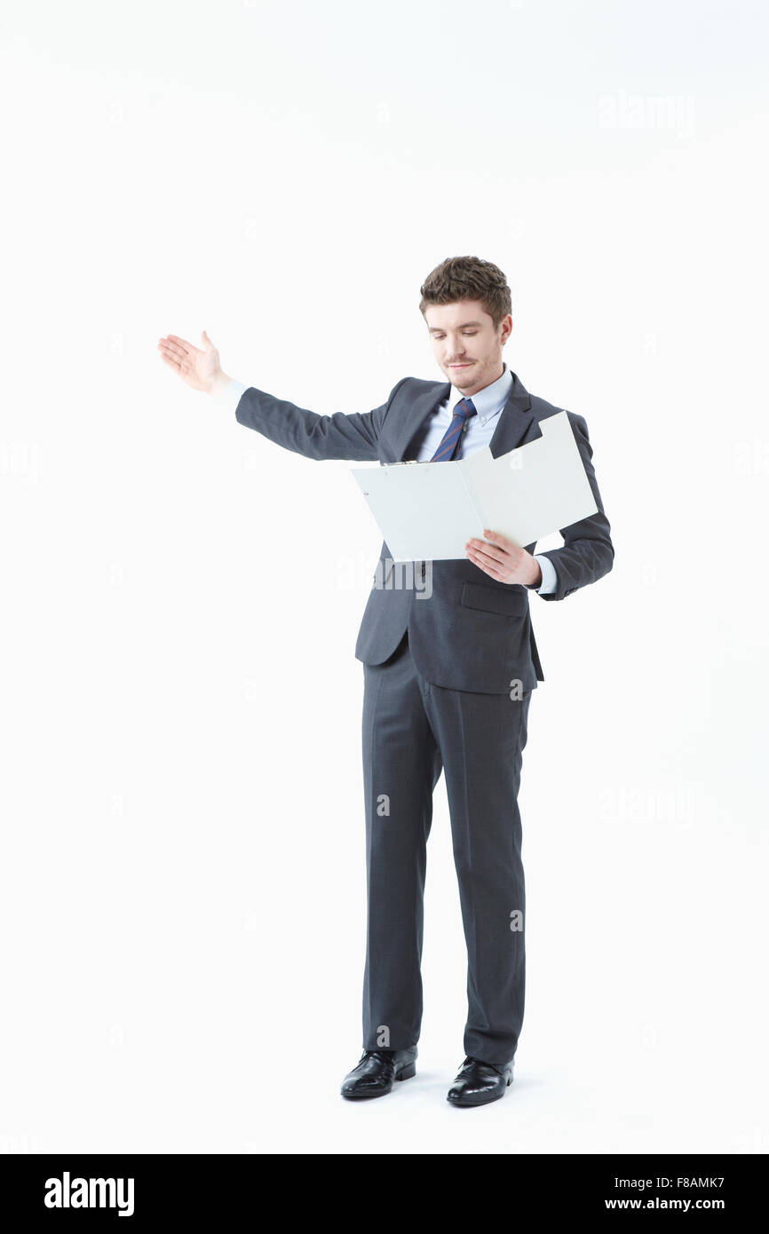 Unternehmer stehen und zeigt mit der Hand und halten Sie Papier-Datei Stockfoto