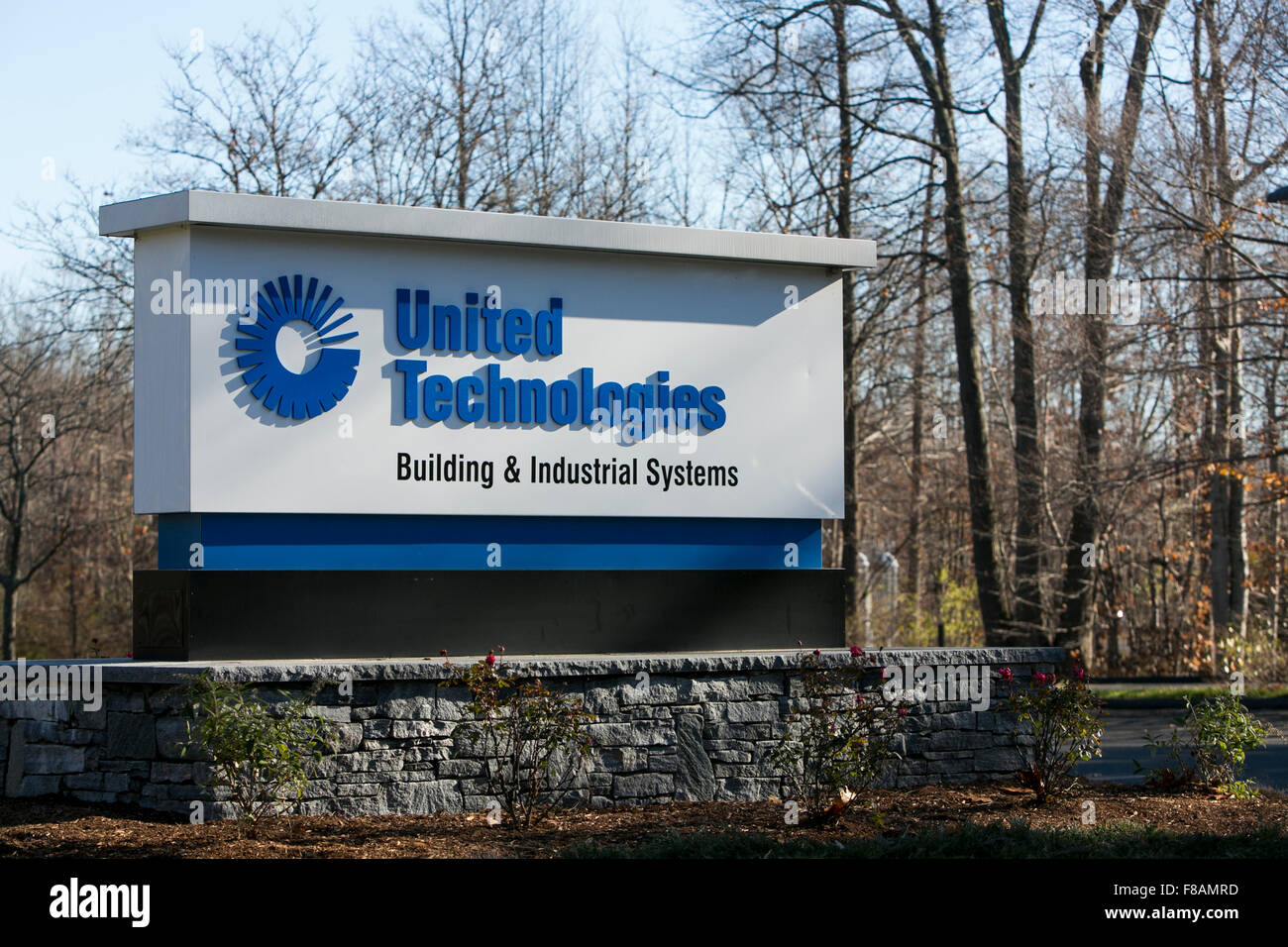 Ein Logo-Zeichen außerhalb der Hauptsitz der United Technologies Corporation & Industrial Building Systems in Farmington, Conn Stockfoto