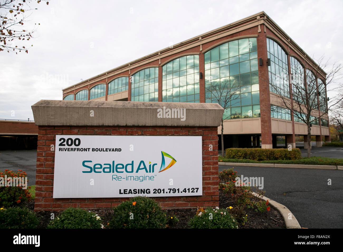 Ein Logo Zeichen außerhalb einer Einrichtung von Sealed Air Corporation in Elmwood Park, New Jersey am 22. November 2015 besetzt. Stockfoto Ein Logo Zeichen außerhalb einer Einrichtung von Sealed Air Corporation in Elmwood Park, New Jersey am 22. November 2015 besetzt. Stockfoto