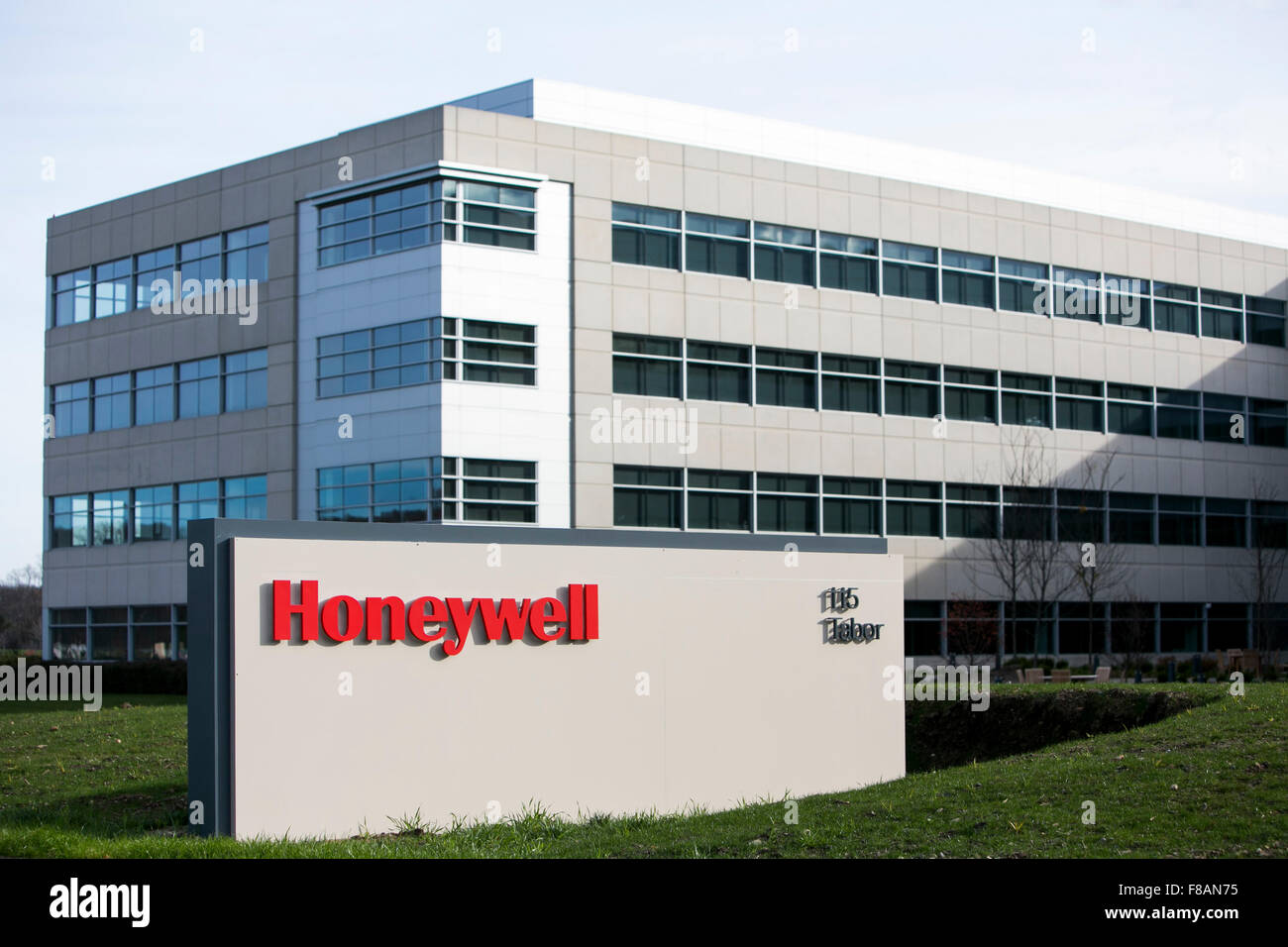 Ein Logo Zeichen Ausserhalb Der Neue Hauptsitz Gebaude Von Honeywell International Inc In Morris Plains New Jersey Am November Stockfotografie Alamy