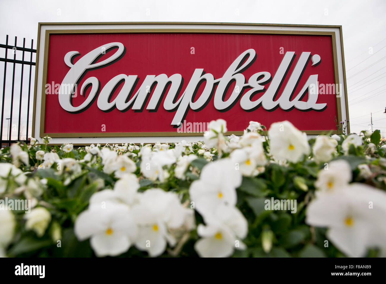 Ein Logo-Zeichen außerhalb der Zentrale von der Campbell Soup Company, auch bekannt als Campbell in Camden, New Jersey auf Reihe Stockfoto