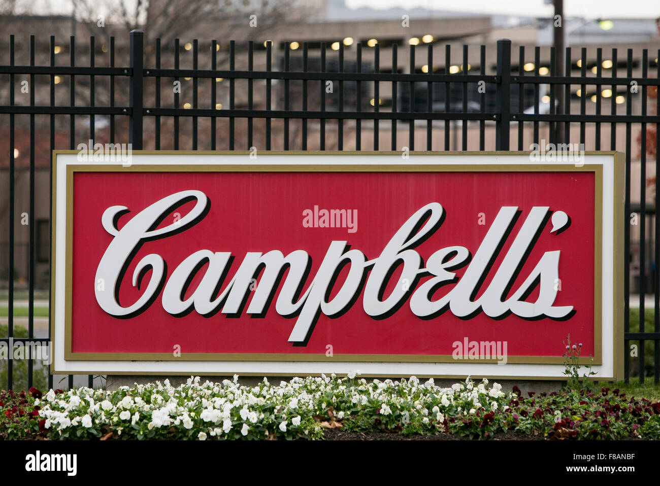 Ein Logo-Zeichen außerhalb der Zentrale von der Campbell Soup Company, auch bekannt als Campbell in Camden, New Jersey auf Reihe Stockfoto