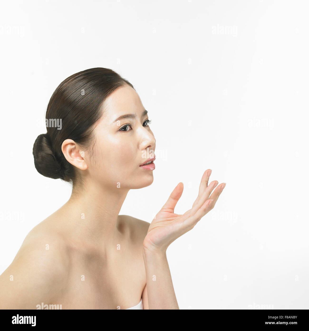 Seitenansicht des Porträts von Koreanerin, die Hand nach oben halten Stockfoto