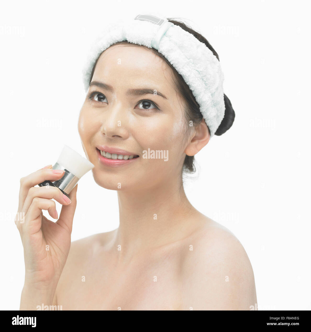 Porträt von lächelnden Koreanerin mit Hautpflege mit einem Pinsel nachschlagen Stockfoto