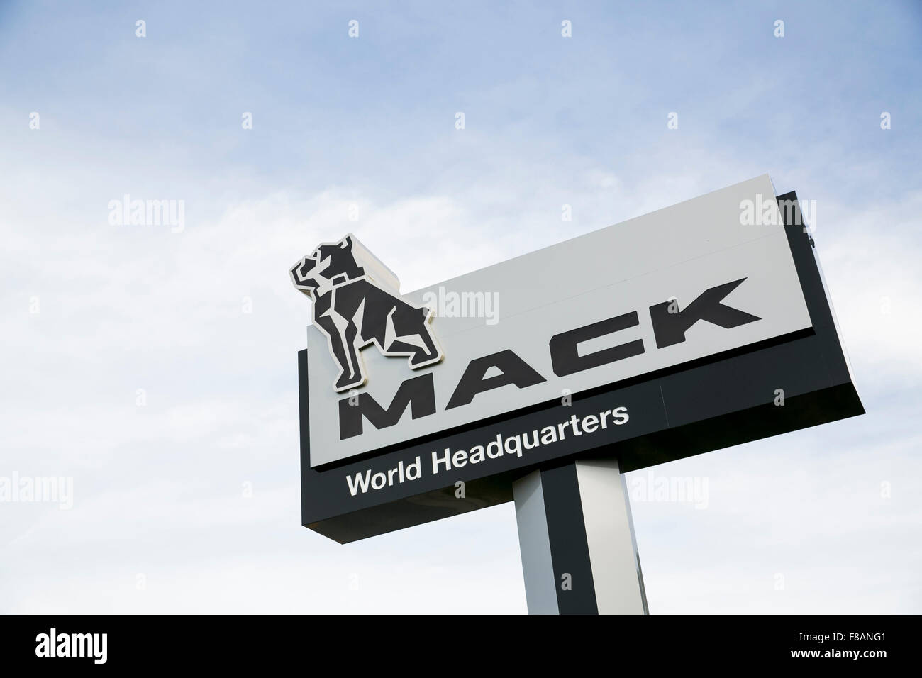 Ein Logo Zeichen außerhalb der Hauptsitz der Mack Trucks, Inc., in Greensboro, North Carolina am 27. November 2015. Stockfoto