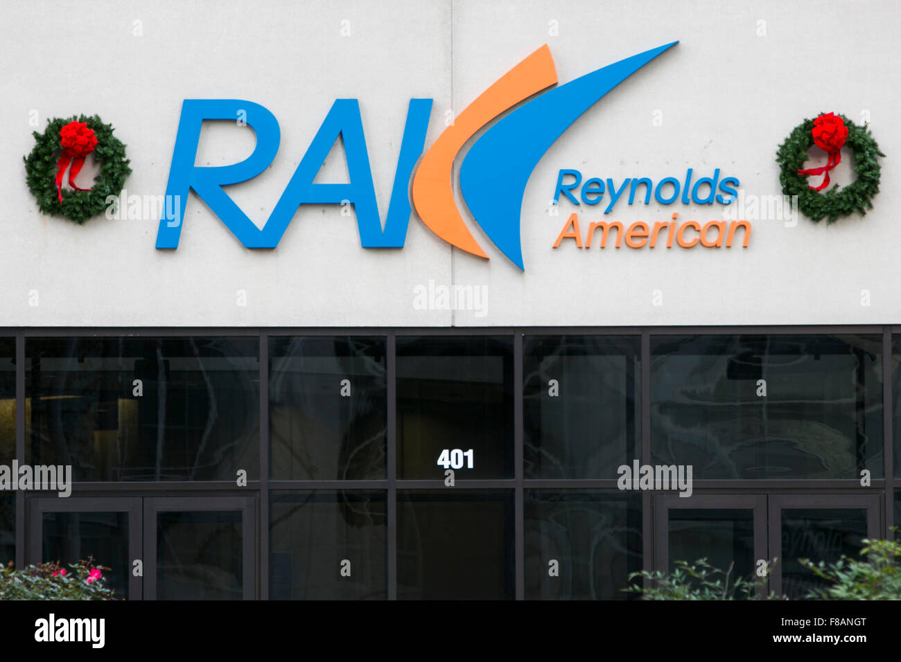 Ein Logo Zeichen außerhalb der Hauptsitz von Reynolds American Inc., in Winston-Salem, North Carolina am 27. November 2015. Stockfoto