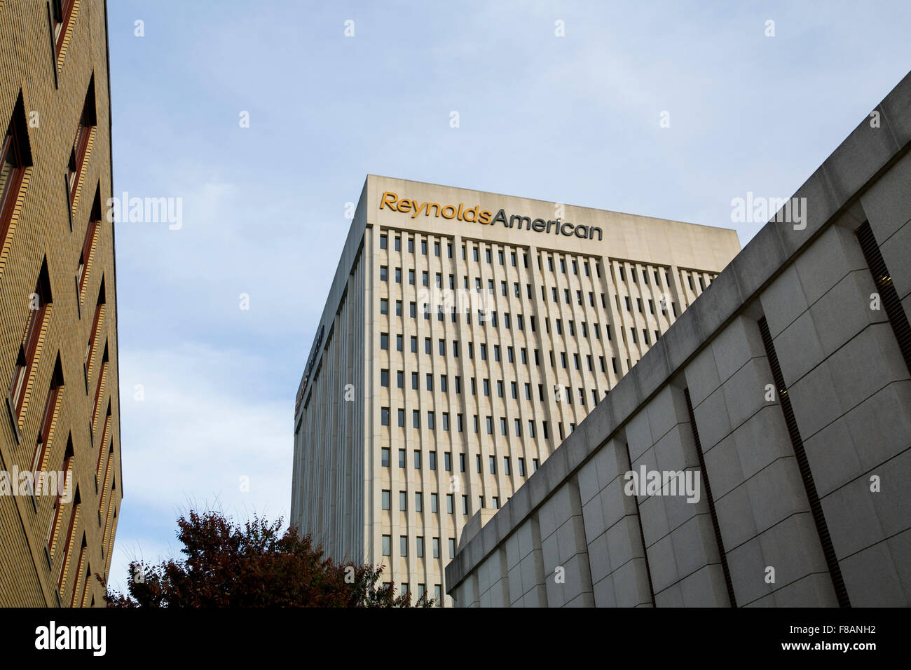 Ein Logo Zeichen außerhalb der Hauptsitz von Reynolds American Inc., in Winston-Salem, North Carolina am 27. November 2015. Stockfoto