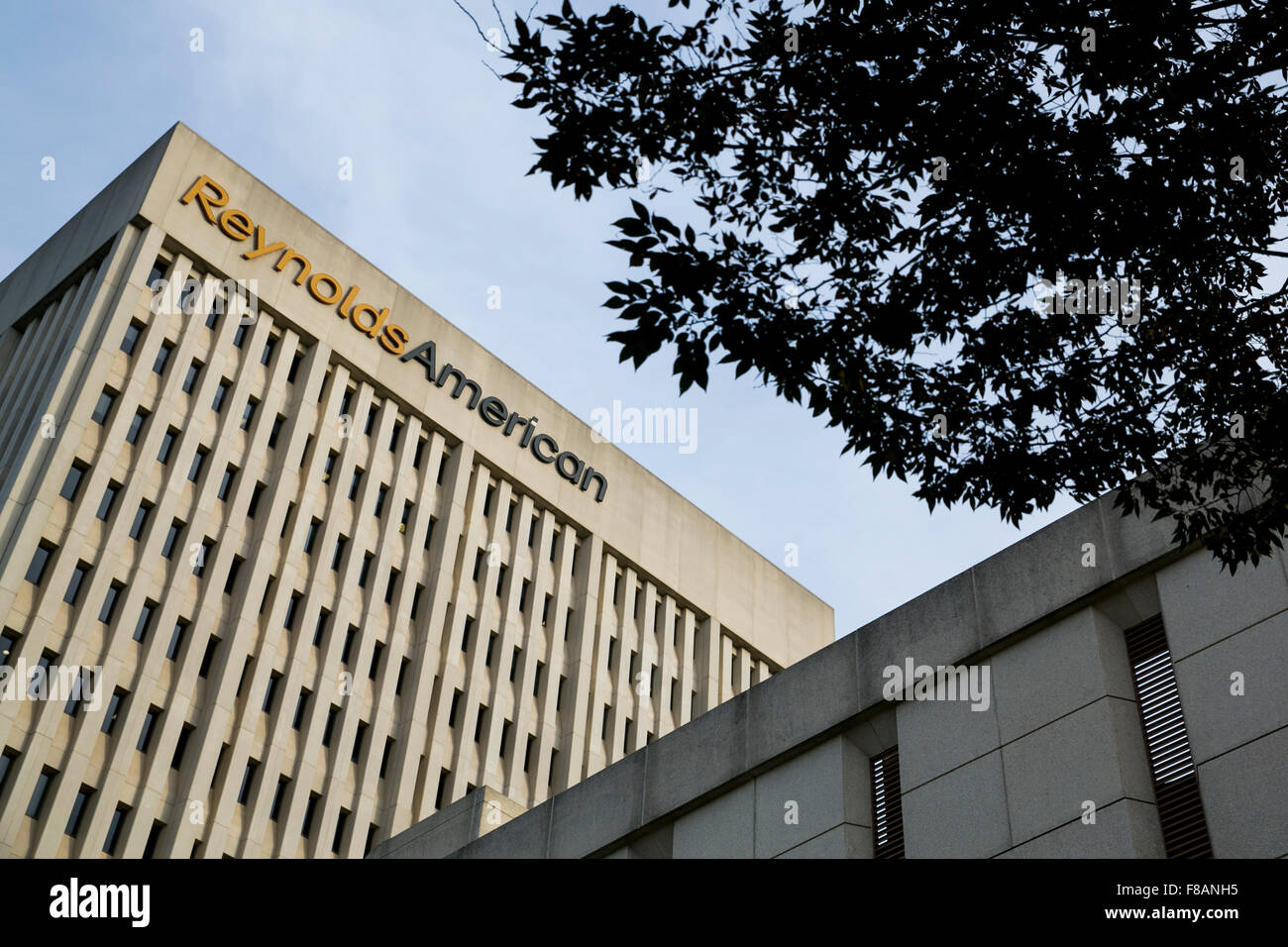 Ein Logo Zeichen außerhalb der Hauptsitz von Reynolds American Inc., in Winston-Salem, North Carolina am 27. November 2015. Stockfoto