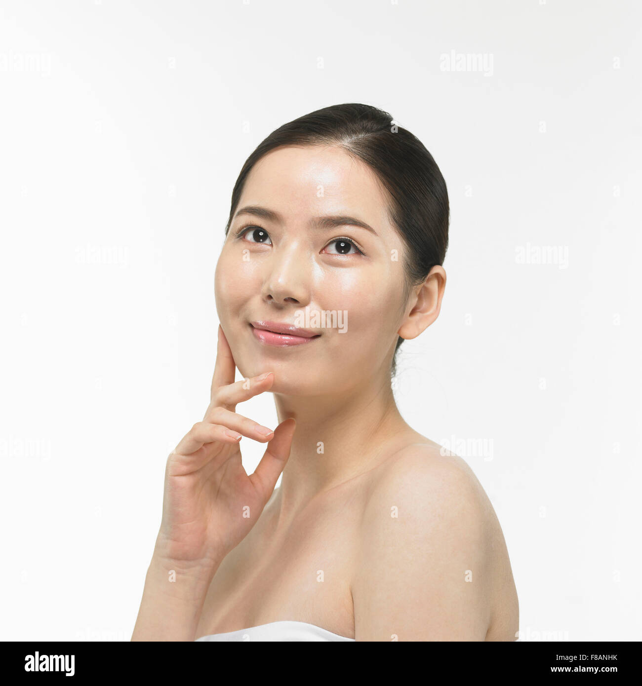 Porträt von lächelnden Koreanerin berühren ihr Gesicht blickte Stockfoto